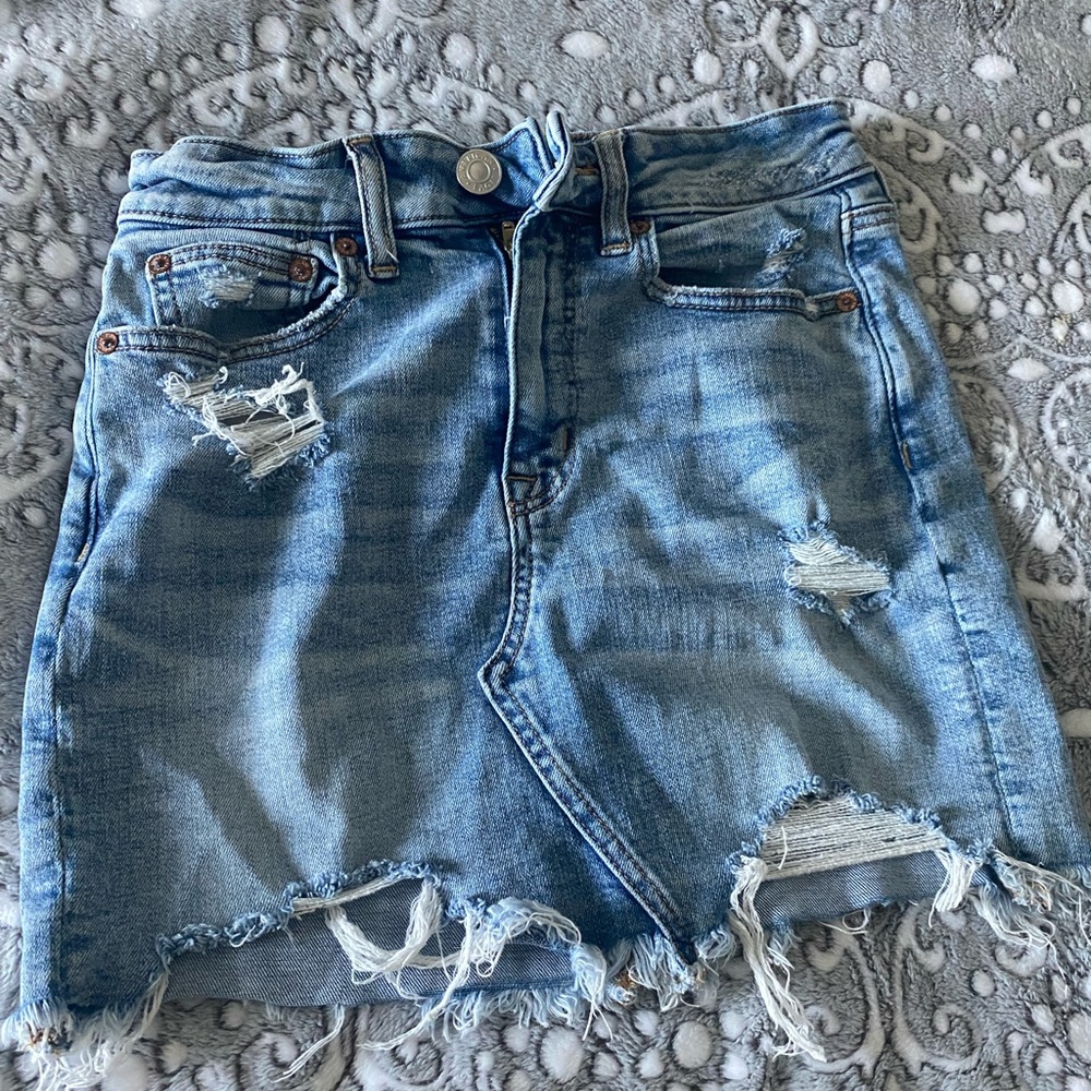 American eagle jean skirt, color is a light wash. Size 2!!!